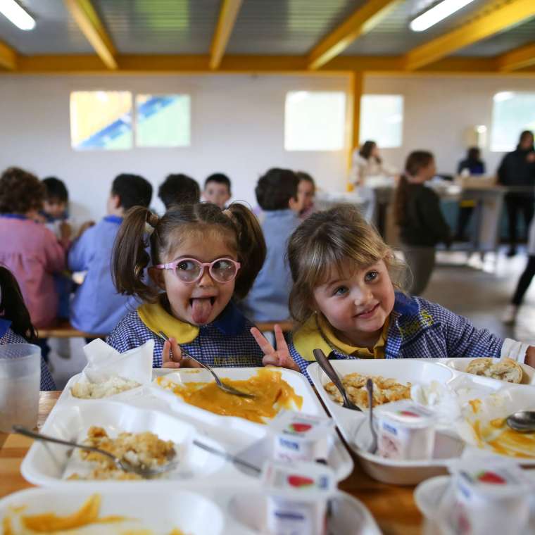 Niñas en el comedor