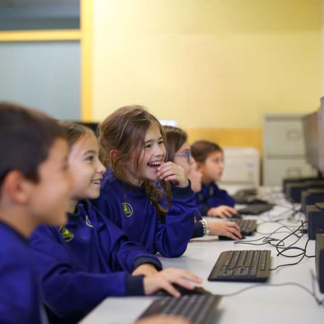 Sala de informática primaria colegio el salvador